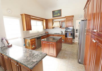 Bungalow For Sale  in  Peyia