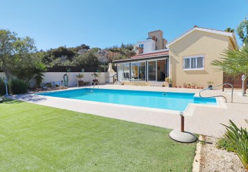 Bungalow For Sale  in  Peyia