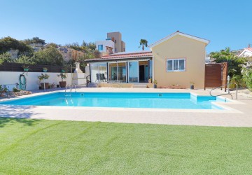 Bungalow For Sale  in  Peyia
