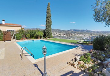 Bungalow For Sale  in  Peyia