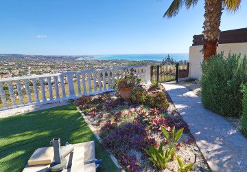 Bungalow For Sale  in  Peyia